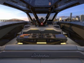 Tecnomar voor Lamborghini 63 luxe jachtcockpit met Lamborghini-branding in de schemering.