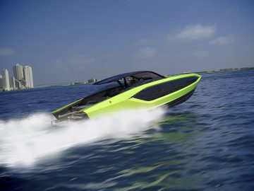 Hogesnelheids-Tecnomar voor Lamborghini 63-boten die op open water varen.