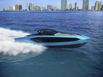 Speedboot cruisen op het water met een skyline van de stad op de achtergrond wordt een Tecnomar voor Lamborghini 63 cruisen op het water met een skyline van de stad op de achtergrond.