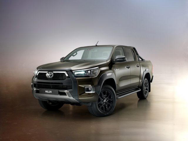 Een Toyota Hilux pick-up truck tentoongesteld onder studioverlichting.