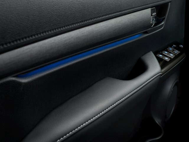 Binnenzijde zijpaneel van een Toyota Hilux-deur met lederen bekleding en elektrisch bediende raambediening.