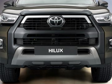 Vooraanzicht van een Toyota Hilux met een close-up op de grille en het embleem.