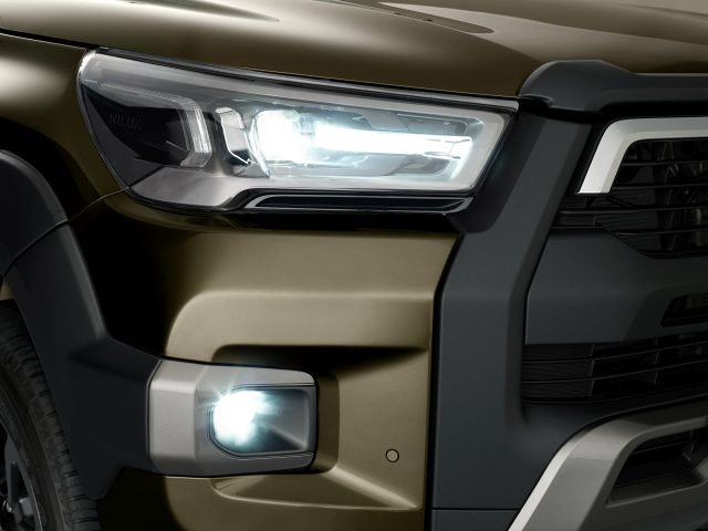 Close-up van het koplamp- en mistlichtontwerp van een moderne Toyota Hilux.