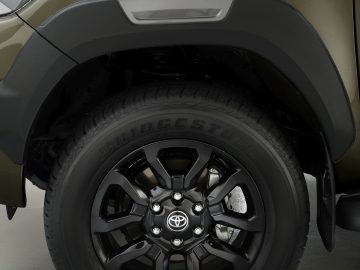 Close-up van het wiel van een Toyota Hilux-voertuig met Bridgestone-band.