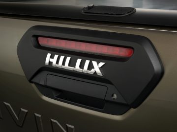 Close-up van een Toyota Hilux-embleem op de achterklep van een voertuig.