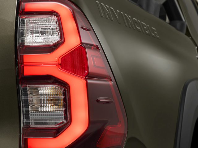 Close-up van het achterlicht van een Toyota Hilux.