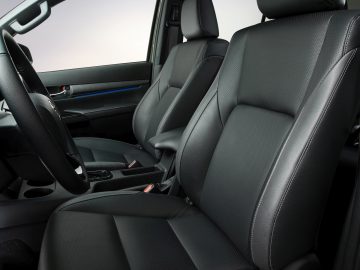 Luxe zwart lederen Toyota Hilux auto-interieur met zicht op voorstoelen en dashboard.