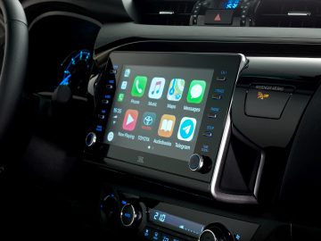 Modern Toyota Hilux-infotainmentsysteemdisplay met zichtbare smartphone-integratietoepassingen.