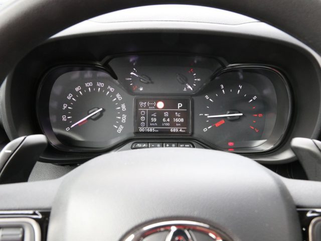 Autodashboard van een Toyota PROACE City met snelheidsmeter, toerenteller en verschillende indicatoren met draaiende motor.