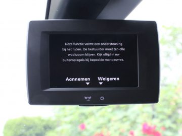 Display in de auto van een Toyota PROACE City met een bericht in het Nederlands, waarschijnlijk een prompt gerelateerd aan een voertuigfunctie, met de opties om te accepteren of te weigeren zichtbaar op het scherm.