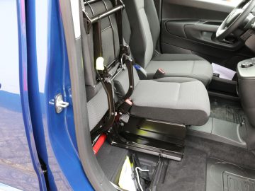 Zijaanzicht van de open deur van een Toyota PROACE City met een draaibaar stoelmechanisme voor toegankelijkheid.