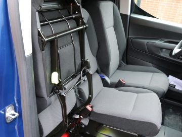 Een rolstoel die in een Toyota PROACE City wordt opgeborgen met behulp van een speciaal ontworpen beveiligingssysteem.