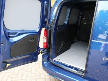 Blauwe Toyota PROACE City-bestelwagen met open achterdeur waardoor een lege laadruimte zichtbaar is.