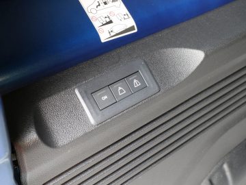 Toyota PROACE City voertuiginterieur met alarmlichtschakelaar en deurslotknop.