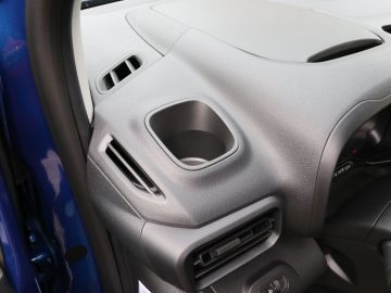 Interieurdetail van een Toyota PROACE City met het dashboard met een bekerhouder en ventilatieopeningen.