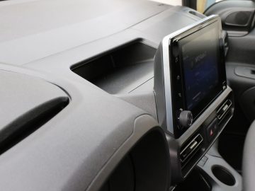 Interieur van een Toyota PROACE City met een infotainmentsysteemdisplay en dashboard.