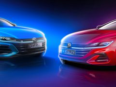 Twee Volkswagen Arteon-auto's tegenover elkaar met een blauwe en rode gradiëntachtergrond.