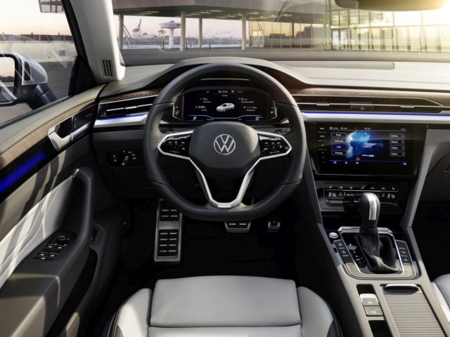 Interieur van een modern Volkswagen Arteon-voertuig met het dashboard, het stuur en het infotainmentsysteem.