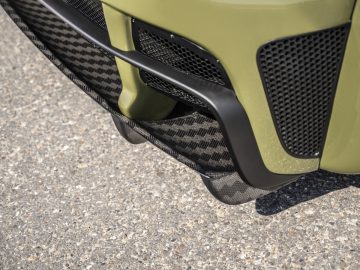 Close-up van de voorbumper van een Donkervoort met een zwarte grille en aerodynamische kenmerken.