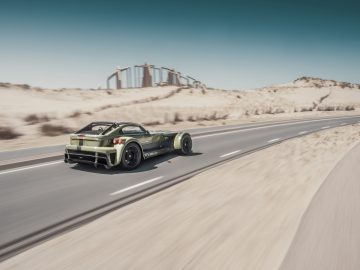 Donkervoort sportwagen rijdt met hoge snelheid op een woestijnsnelweg.