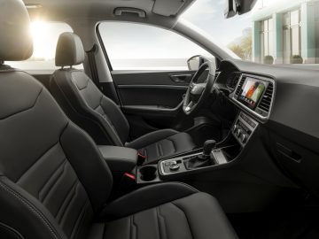 Modern Seat Ateca-interieur met lederen stoelen, een touchscreen-infotainmentsysteem en een strak dashboardontwerp.