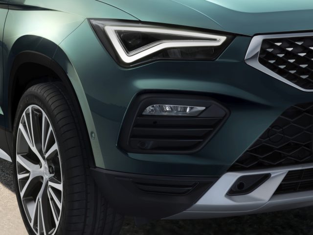 Close-up van de koplamp en het grille-ontwerp van een Seat Ateca.