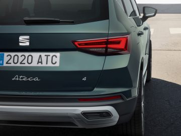 Achteraanzicht van een groene Seat Ateca uit 2020 met een focus op het achterlichtontwerp.