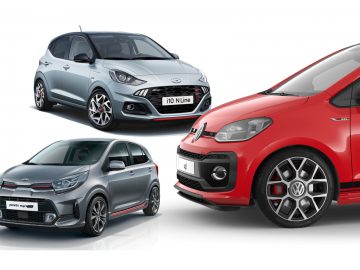 Drie compacte auto's, waaronder een Kia Picanto, van verschillende fabrikanten gepresenteerd op een witte achtergrond.