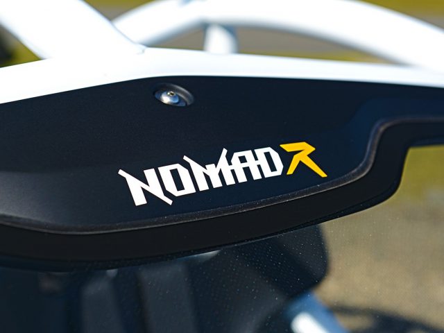 Close-up van een zwart-witte Ariel Nomad R-drone met een geel accent op zijn lichaam.