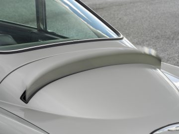 Close-up van een Aston Martin DB5 Goldfinger Vervolg met het achterste detail en de spoiler.