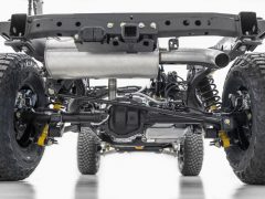 Gedetailleerd overzicht van het onderstel van een Ford Bronco met de componenten van het ophanging-, chassis- en uitlaatsysteem op een witte achtergrond.