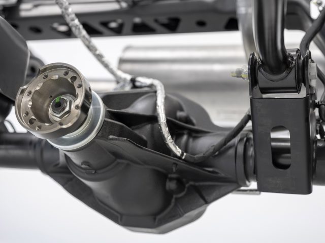 Close-up van de achteras en het differentieel van een Ford Bronco, met gedetailleerde metalen componenten en koppelingen.