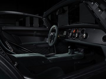 Binnenaanzicht van een luxe Donkervoort D8 GTO-JD70 Bare Naked Carbon Edition-auto met lederen stoelen, een handgeschakelde versnellingsbak en een gedetailleerd dashboard met meerdere meters.