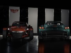 Twee sportwagens, één rood en één groen, in tegengestelde richting onder sfeerverlichting in een showroom met zichtbaar Donkervoort-logo.
