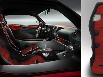 Binnenaanzicht van een Lotus-sportwagen met rode en zwarte leren stoelen, en een close-up van een bijpassende rode en zwarte sportstoel.