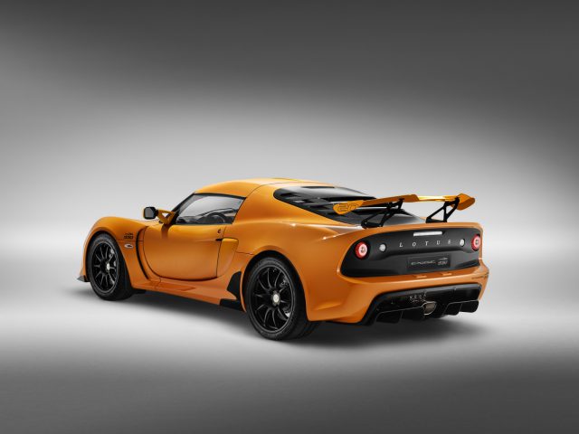 Lotus oranje sportwagen met achtervleugel en zwarte wielen, weergegeven op een grijze achtergrond.