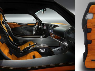 Interieur van een Lotus-sportwagen met oranje en zwart lederen stoelen, een handmatige versnellingspook en een gedetailleerd dashboard, naast een close-up van een bijpassende racestoel.