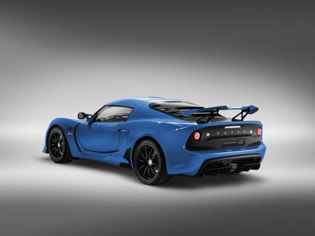 Een blauwe Lotus-sportwagen met een achterspoiler, weergegeven tegen een grijze achtergrond.