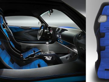 Interieur van een Lotus-sportwagen met blauwe en zwarte racestoelen, met aan de rechterkant een close-up van een enkele blauwe racestoel.