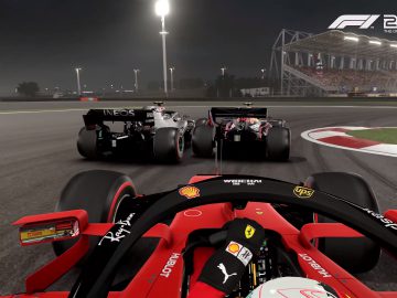 First-person-aanzicht vanuit een rode Formule 1-raceauto die 's nachts twee concurrenten op een circuit nauw volgt tijdens een F1 2020-recensie.