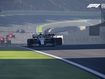 Formule 1-auto's racen op een circuit tijdens een videogamescène uit de F1 2020-recensie, met zichtbare game-graphics en branding.