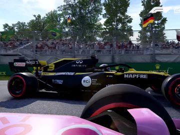 Een recensie-screenshot van een close race in een F1 2020-videogame, waarop twee Formule 1-auto's te zien zijn die met hoge snelheid een bocht op de baan omzeilen.