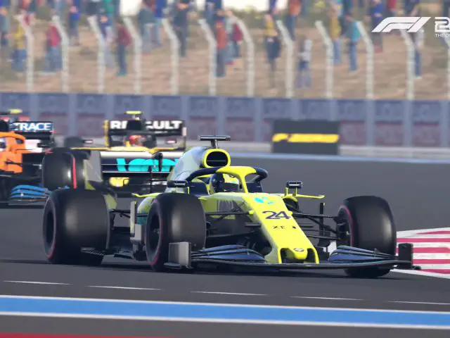 Twee F1 2020-auto's racen op een circuit met een zichtbare menigte op de achtergrond; prominent is een geel-blauwe auto, op de voet gevolgd door een blauw-oranje auto.