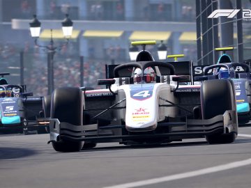 Screenshot uit de videogamerecensie van F1 2020 met een close-up van een raceauto met andere auto's op de achtergrond tijdens een snelle race.