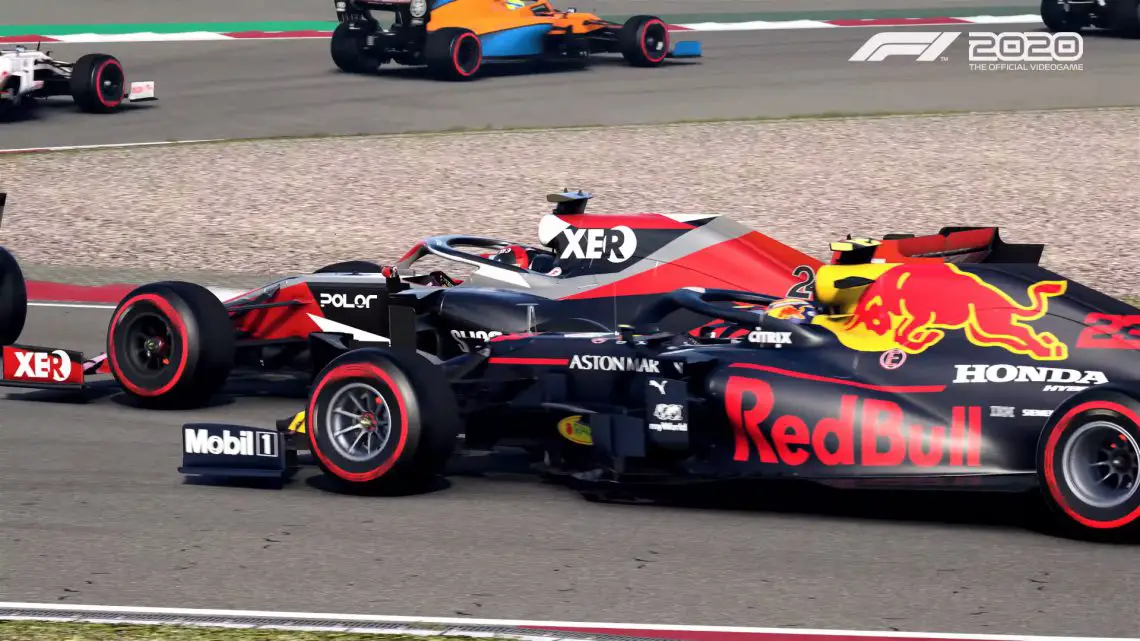 Red bull F1 2020 review-auto die een race leidt op een circuit, op de voet gevolgd door twee andere F1-auto's, in een videogamesimulatie van f1 2020.