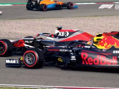 Red bull F1 2020 review-auto die een race leidt op een circuit, op de voet gevolgd door twee andere F1-auto's, in een videogamesimulatie van f1 2020.