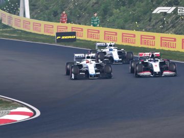 Drie Formule 1-auto's racen nauw op een circuit, met één voorop en twee achterop, tijdens een heldere dag in de videogamerecensie van F1 2020.