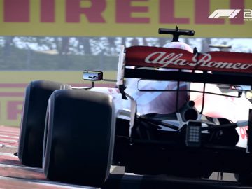 Achteraanzicht van een Alfa Romeo Formule 1-auto op het circuit met een Pirelli-advertentie op de achtergrond, vastgelegd tijdens het F1 2020-seizoen.
