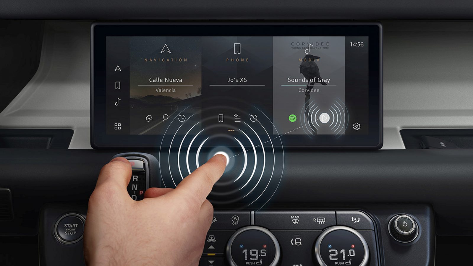 Een persoon past het voorspellende touchscreen-display in een auto aan om de navigatie- en muziekinstellingen te bedienen.