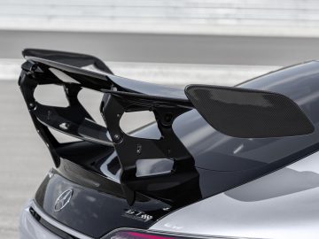 Close-up van een achterspoiler van koolstofvezel op een Mercedes-AMG GT Black Series, waarbij het strakke design en de aerodynamische kenmerken worden benadrukt.